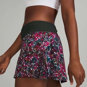 NWT Lululemon Play Off the Pleats Skirt Floral Electric Multi / Rainforest Green